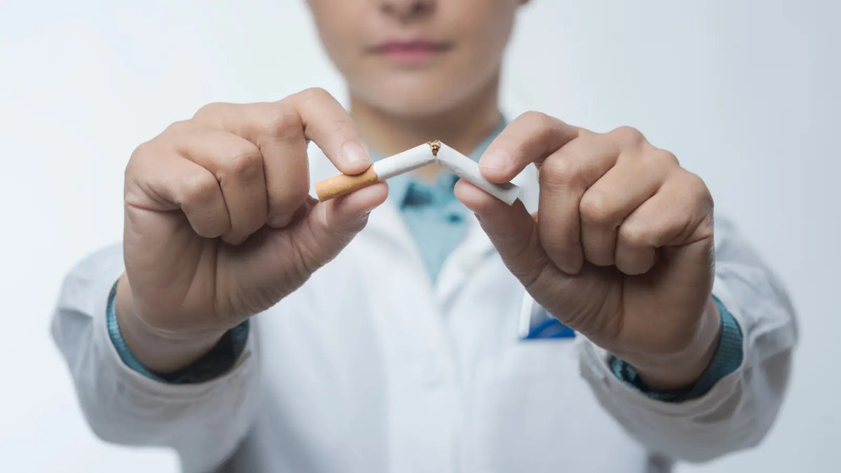 Une personne en train de casser une cigarette de tabac pour illustrer le sevrage tabagique