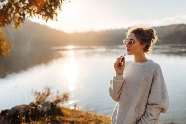une vapoteuse se questionne sur le danger de la cigarette electronique sans nicotine