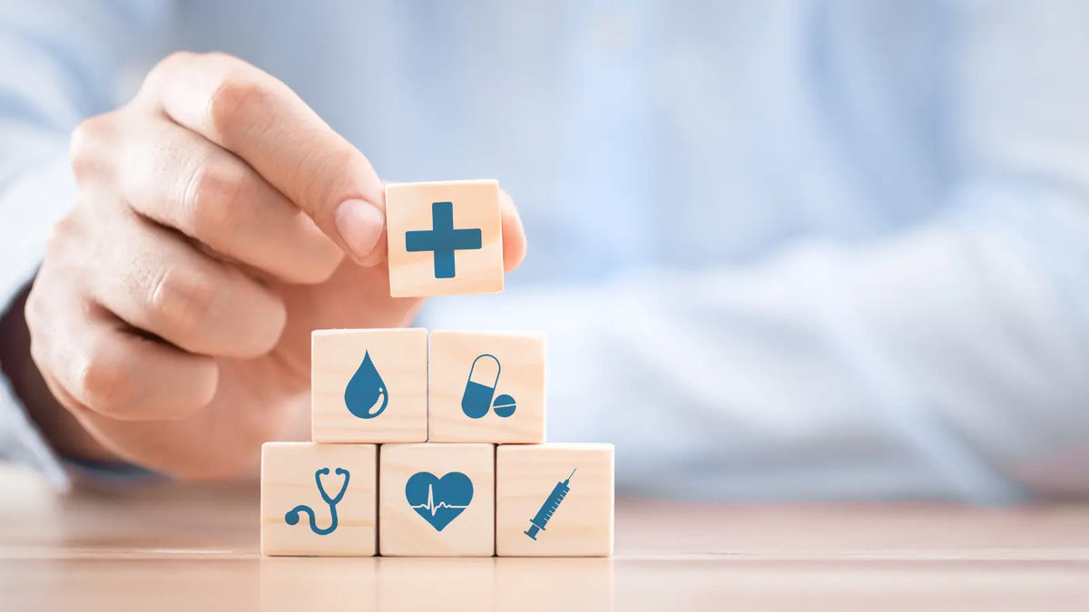 Professionnel manipulant des dès en bois avec des icônes de santé dessinées dessus