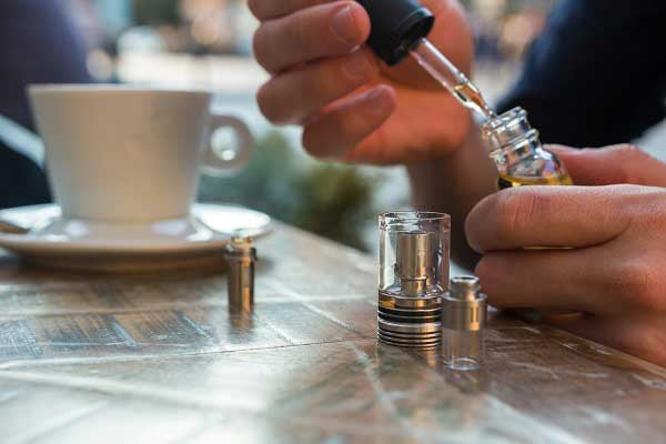 Remplissage du réservoir d’une cigarette électronique avec un e-liquide