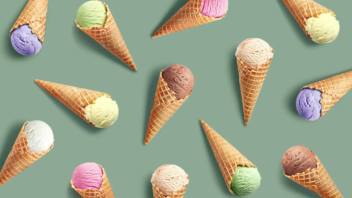 Boules de glaces colorées en cornet pour illustrer différents arômes