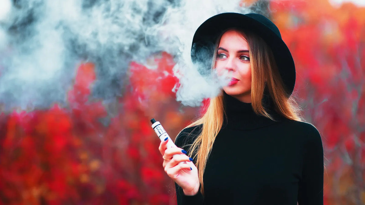 Femme utilisant une cigarette électronique