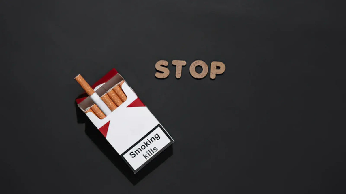 Un paquet de cigarette ouvert avec la mention "Smoking kills" et le mot STOP écrit à côté du paquet