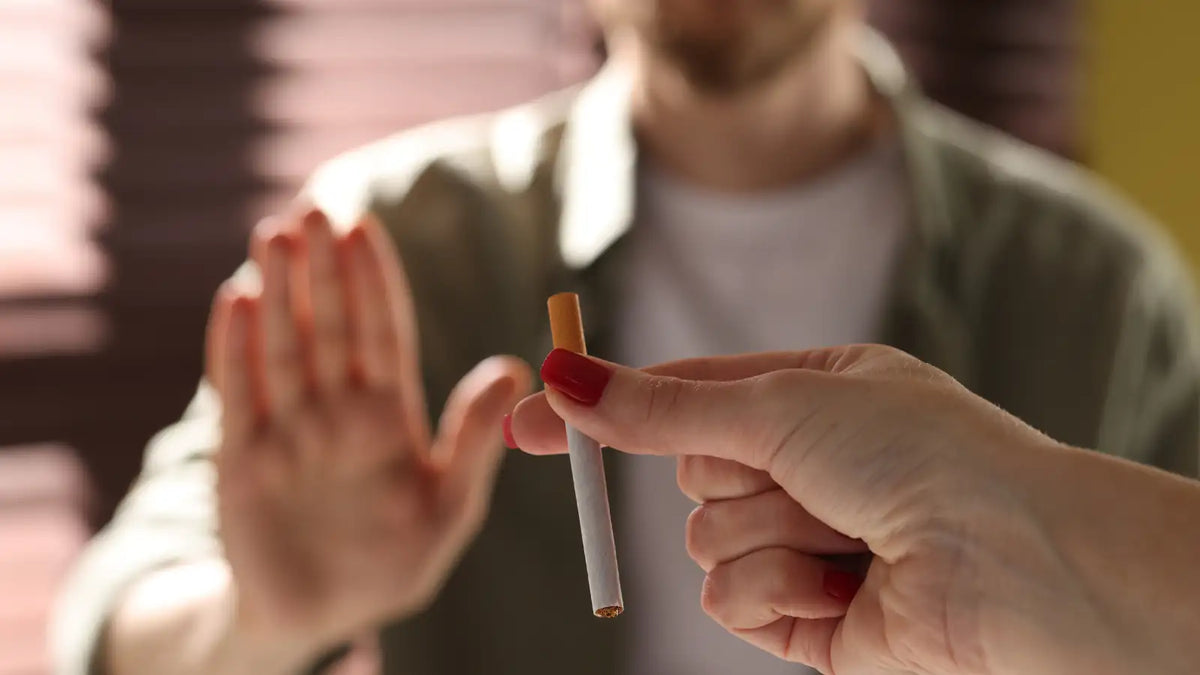 Une personne refuse une cigarette qui lui est proposée