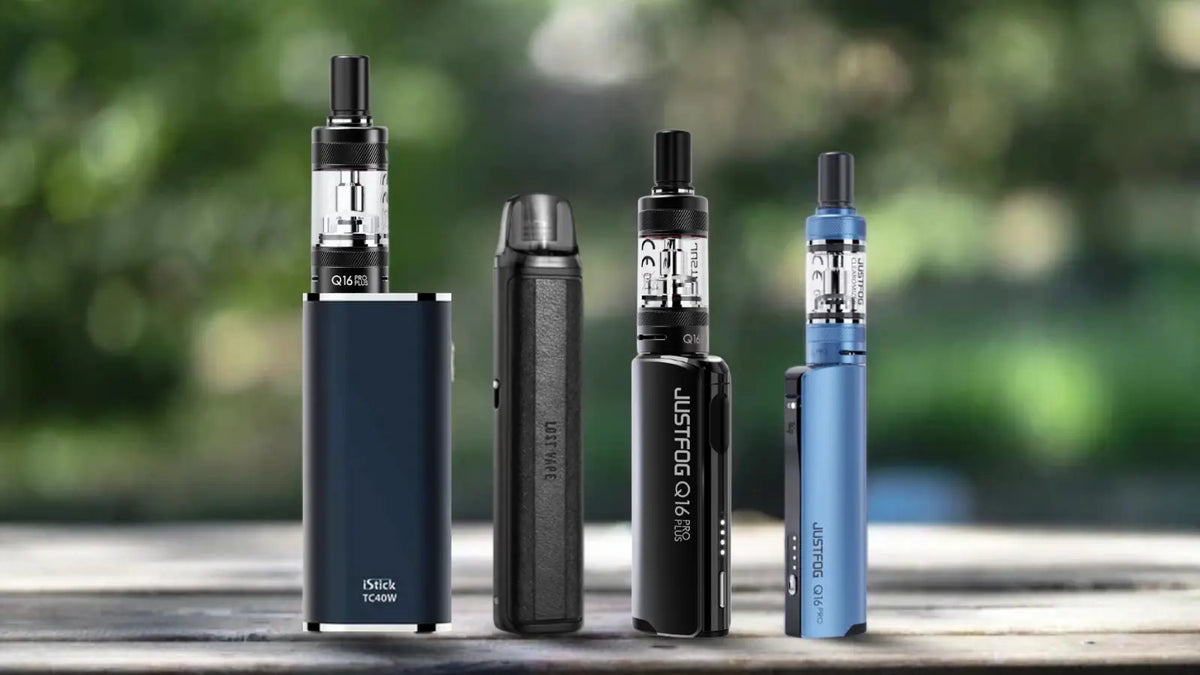 Quatre modèles de cigarettes électroniques de différents formats posés sur une table