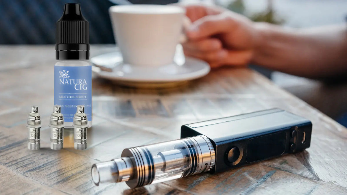 Une cigarette électronique posée sur une table de café