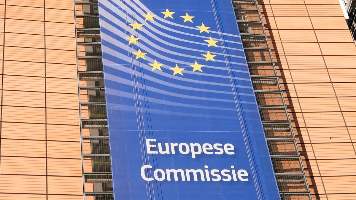 Panneau de la commission européenne avec les étoiles de l'Europe sur la façade d'un bâtiment