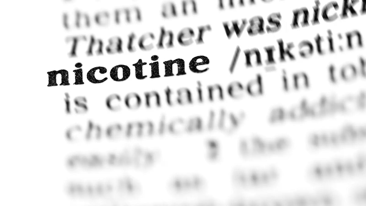Focus sur le mot nicotine imprimé dans un livre