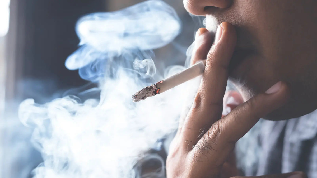 Personne fumant une cigarette, illustration de la durée de présence de la nicotine dans le sang