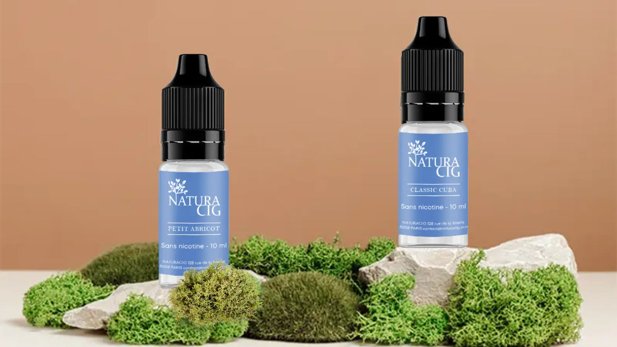 Flacons d’e-liquide Naturacig Petit Abricot et Classic Cuba sur un décor végétal
