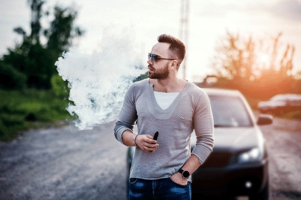 Vapoter en voiture : est-ce légal ? 
